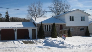 27 simon lake dr, Naughton Ontario, Canada Located on Simon Lake