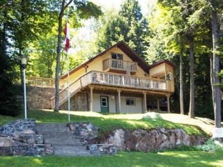 1452 spooks bay lane, Highlands East Ontario, Canada Located on Eels Lake