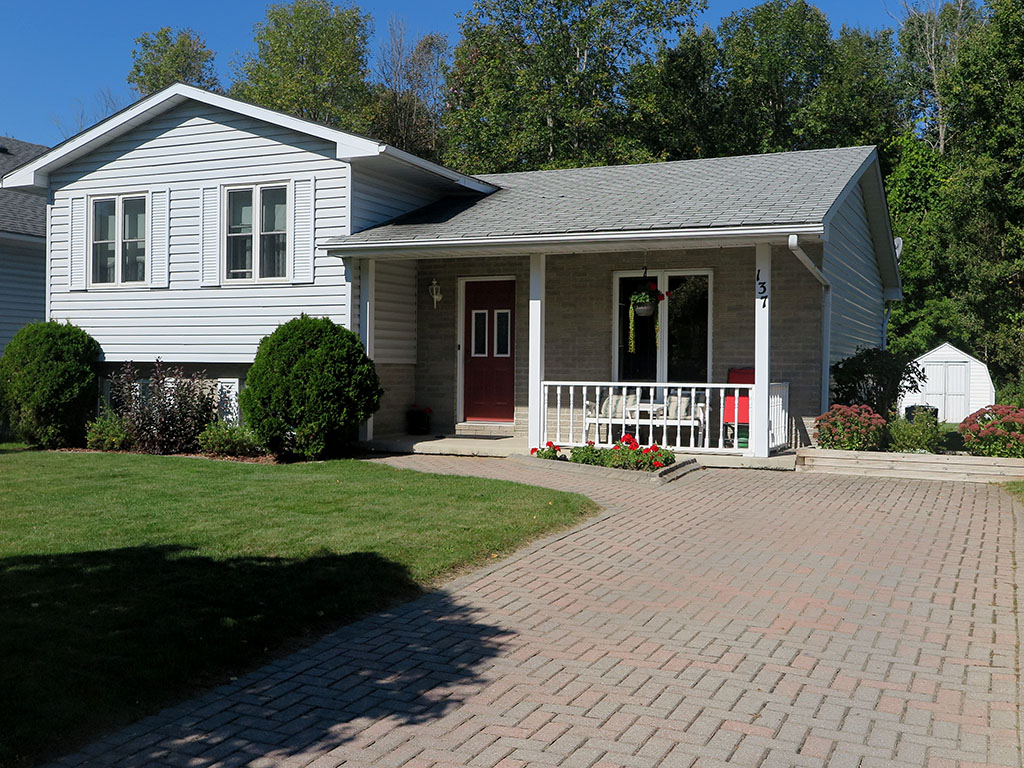 137 Kingston Crescent, Prescott Ontario, Canada Located on St. Lawrence River