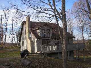 181 town line road east, Huntsville Ontario, Canada Located on Fairy Lake