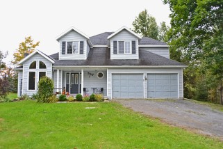 110 mill st, Yarker Ontario, Canada Located on Napanee River