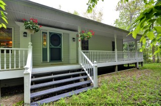 1420 LIMBERLOST RD, Huntsville Ontario, Canada Located on Pell Lake