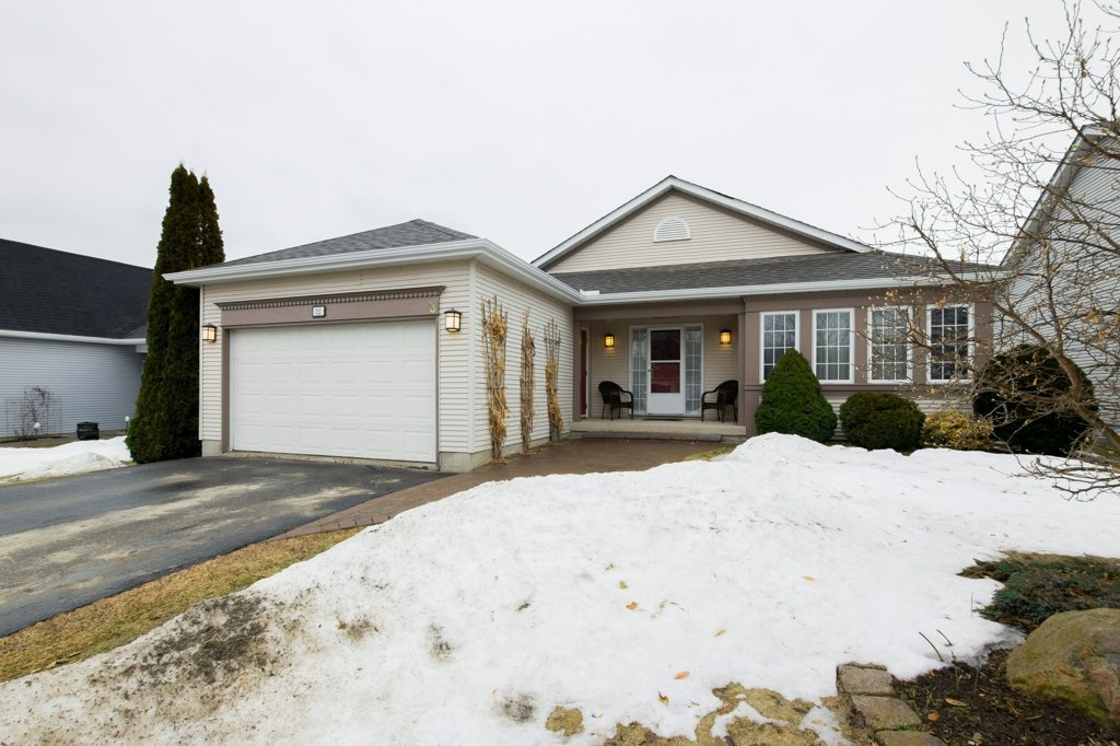 12 Abbey Dawn Drive, Bath, Ontario (ID K18000567)