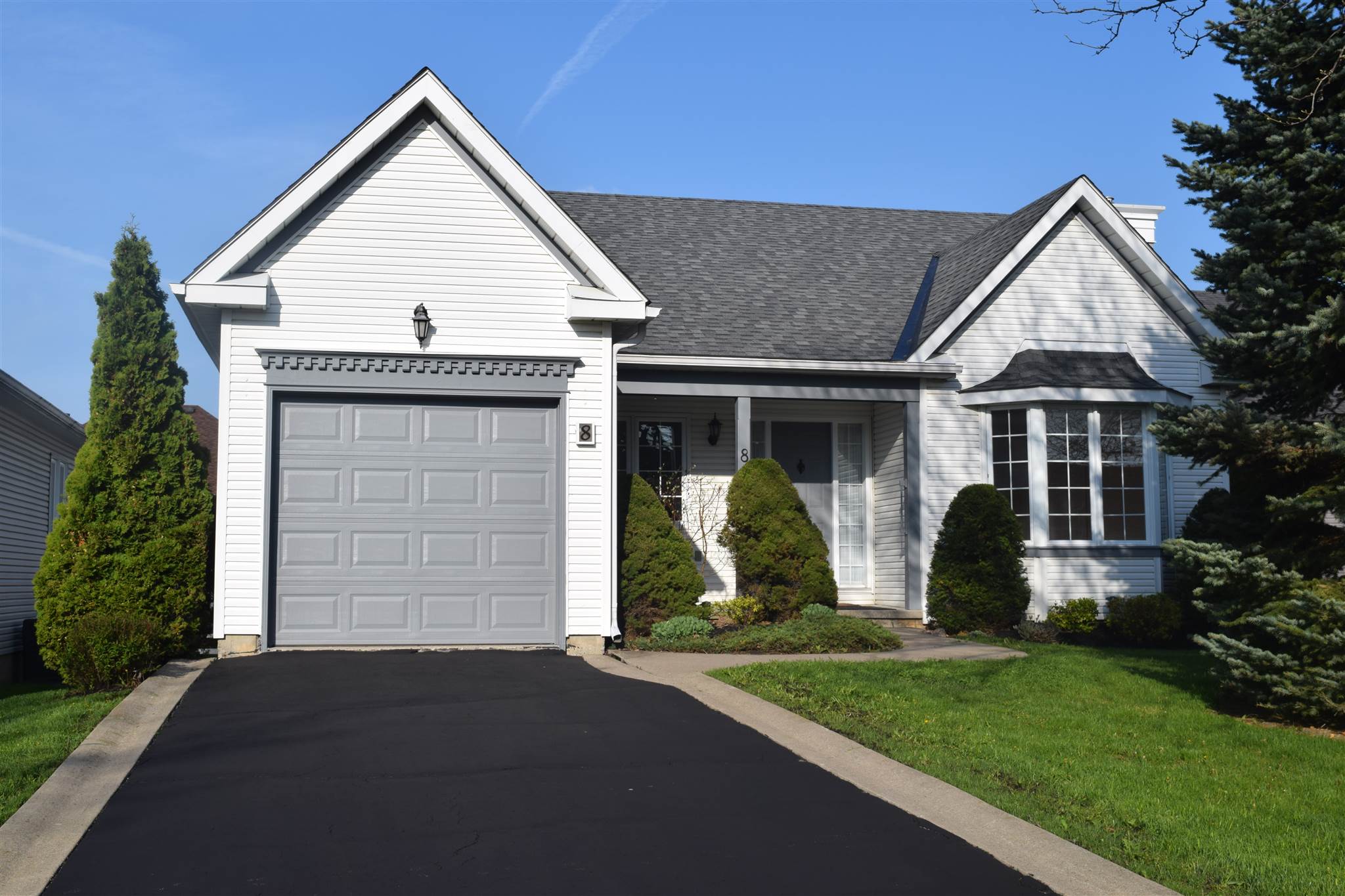 8 King's Court, Bath, Ontario (ID K18002653)