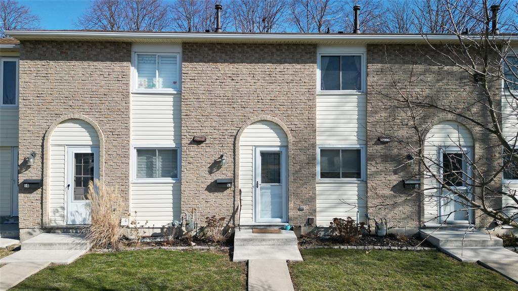 27 TURNER Drive Unit# 57, Sarnia, Ontario (ID 23002412)