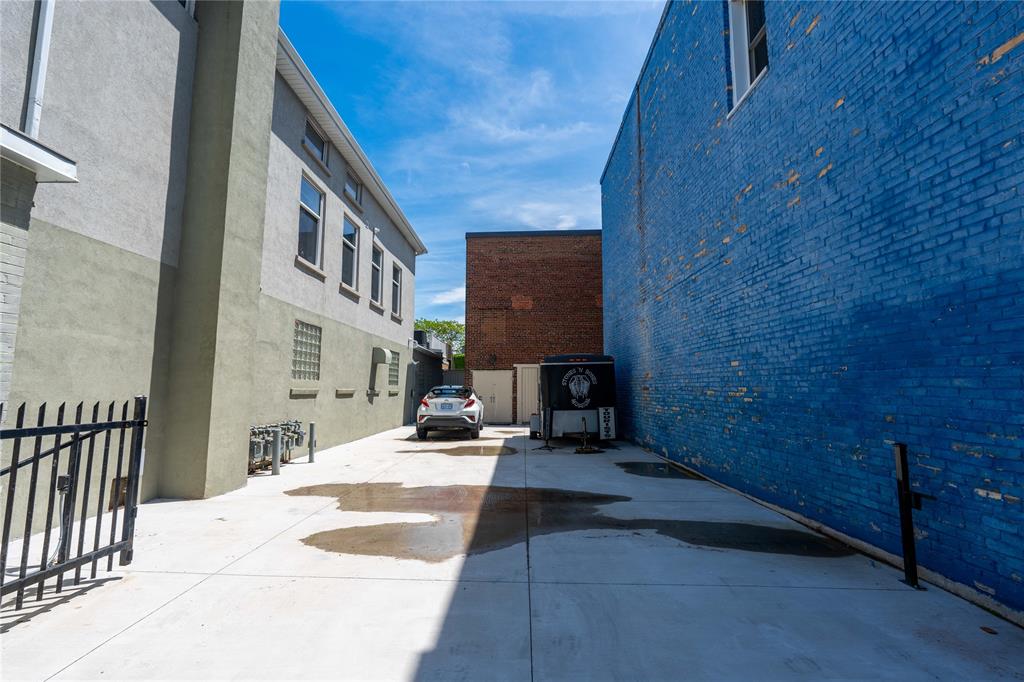 223 CHRISTINA Street North, Sarnia, Ontario (ID 25007113)