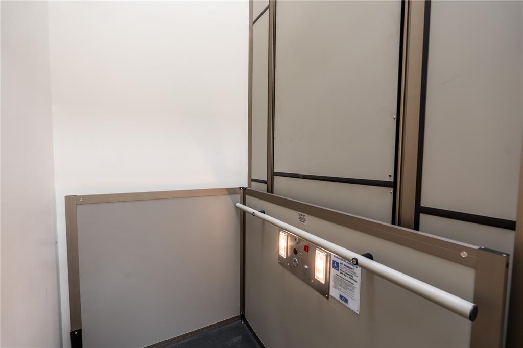 223 CHRISTINA Street North, Sarnia, Ontario (ID 25007113)