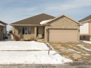 56 QUEENSWAY, Strathroy, Ontario (ID 493629)
