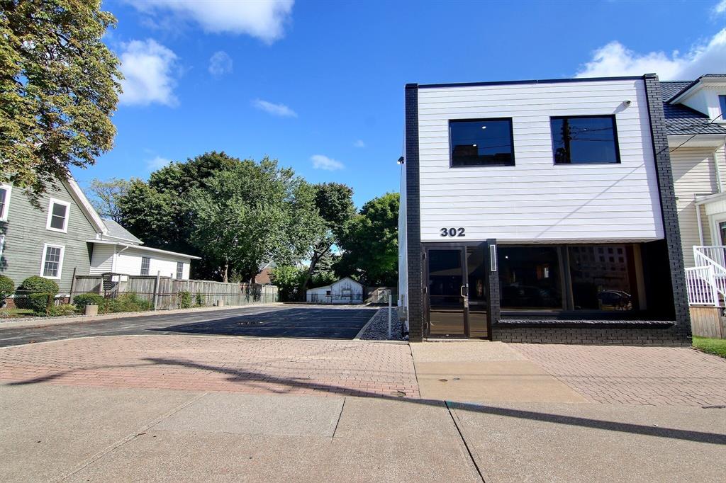 302 CHRISTINA Street North, Sarnia, Ontario (ID 23000235)