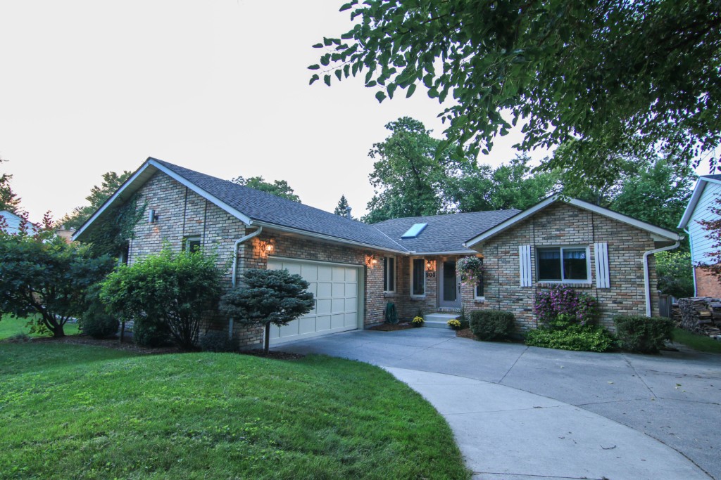 904 LAKESHORE RD, Sarnia, Ontario (ID 201673782)