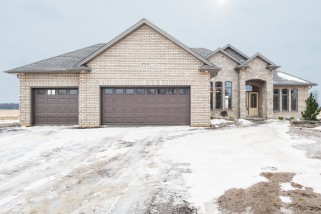 3713 QUEEN ST, Plympton-wyoming, Ontario (ID 201567828)
