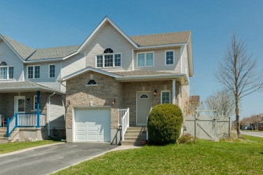 1042 Rainbow Cres (ID 363390757)