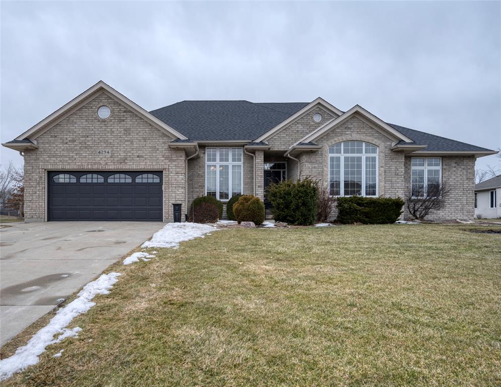 4294 GARDEN Crescent, Petrolia, Ontario (ID 23003583)