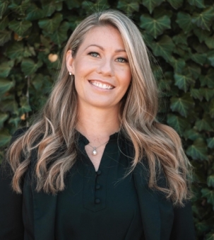 Amanda DeBoer, Sales Representative