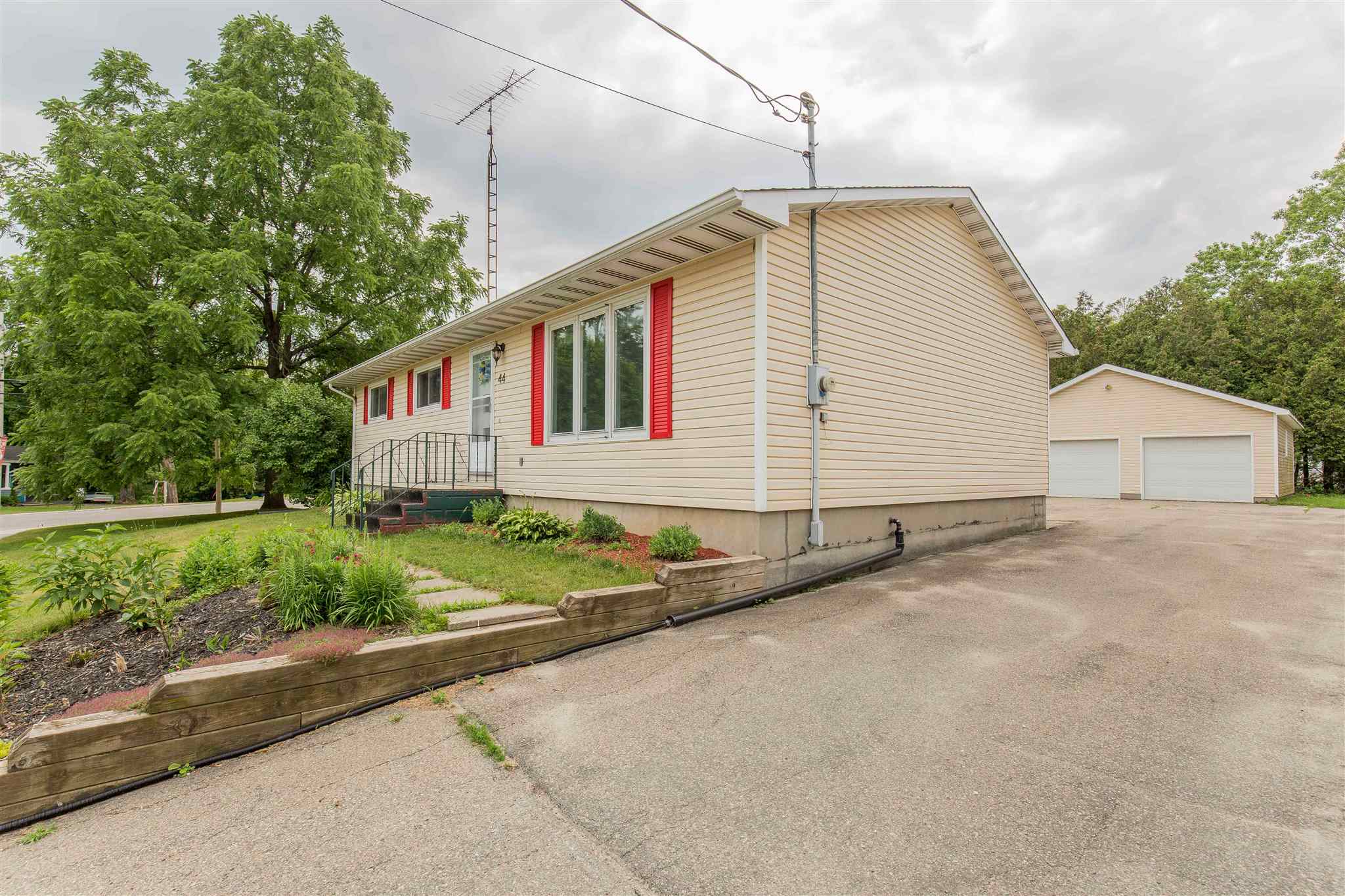 44 Church Street, Westport Ontario, Canada