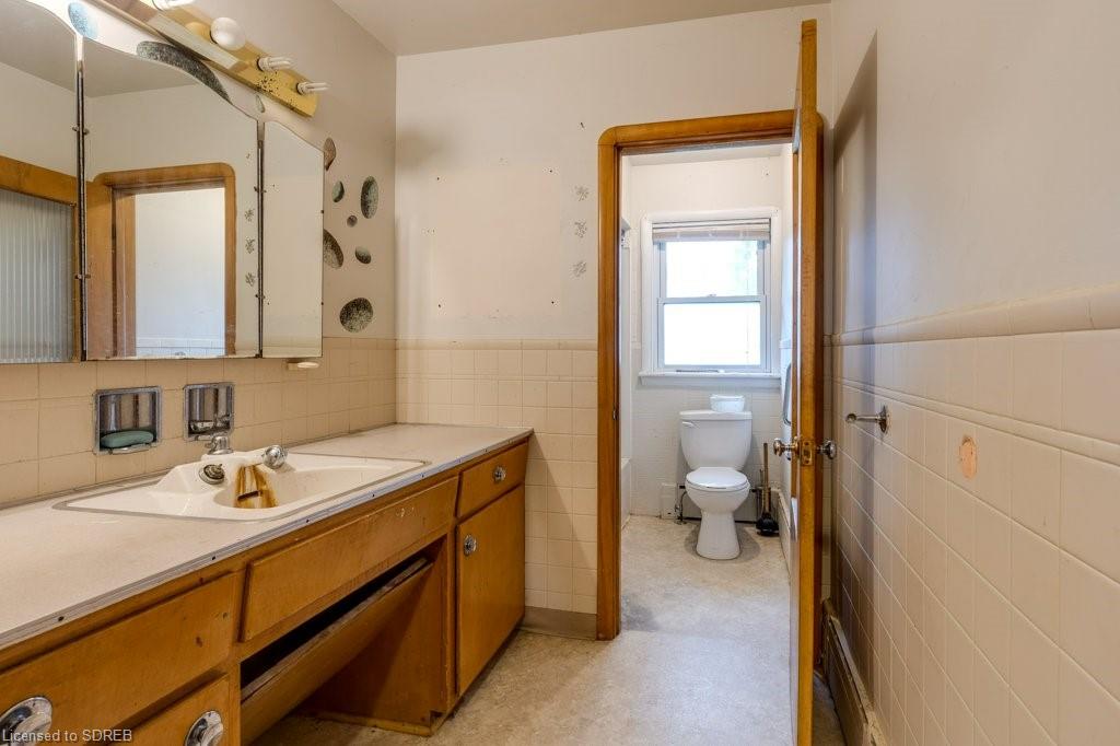 60 ADAMS Avenue, Delhi, Ontario, Canada