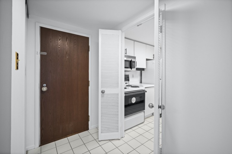 711 Bay Street, Unit 1613, Toronto, Ontario, Canada photo 11