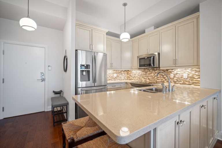 1 Hurontario Street, Suite 2004, Toronto, Ontario, Canada photo 5