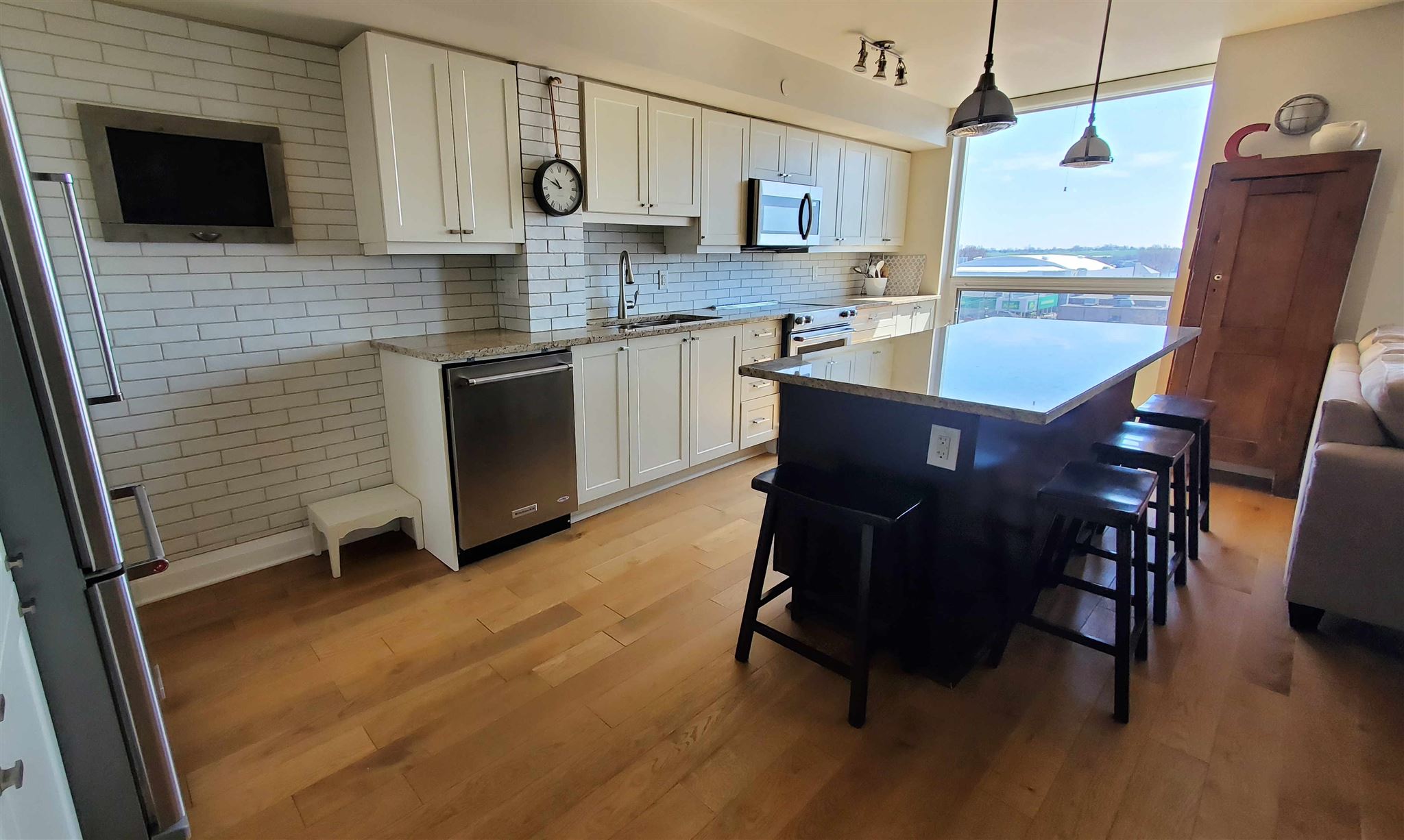 Unit# 708 121 Queen Street, Kingston Ontario, Canada