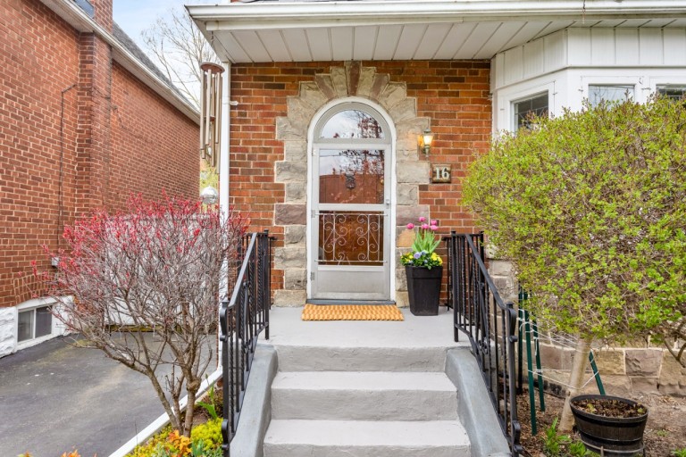 16 Coe Hill Drive, Toronto, Ontario, Canada photo 2