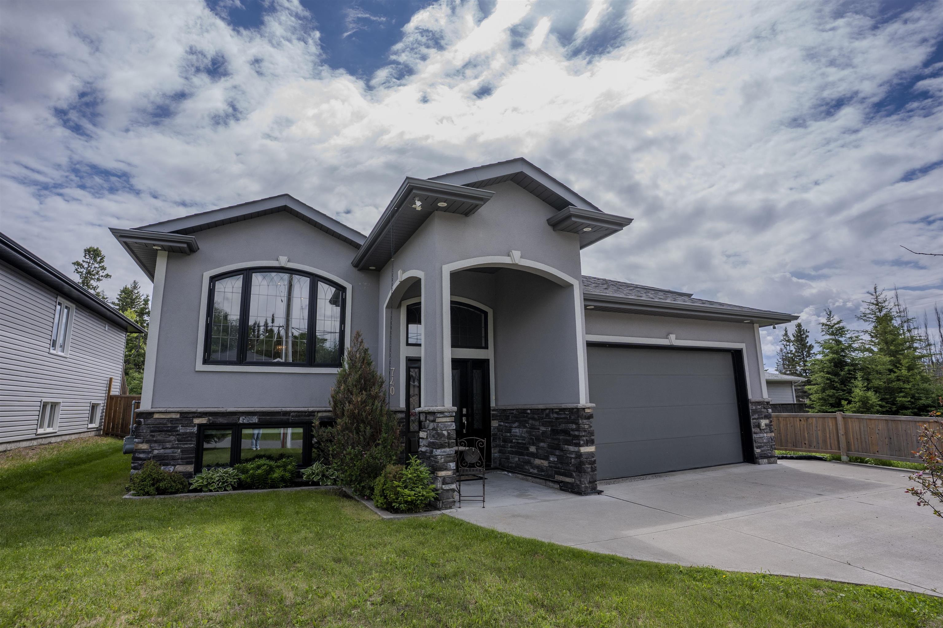 740 WOODCREST RD, Thunder Bay, Ontario, Canada photo 1