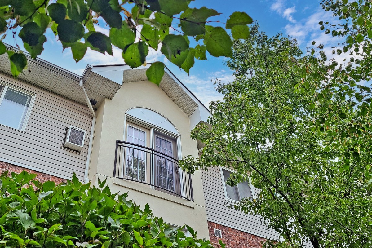 87 Aspen Springs Drive #307, Bowmanville, Ontario, Canada photo 2