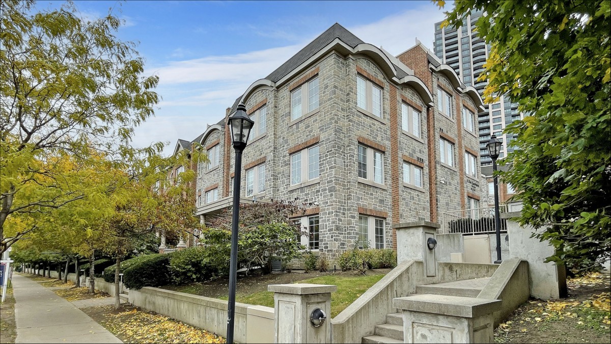 93 The Queensway Th 16, Toronto Ontario, Canada