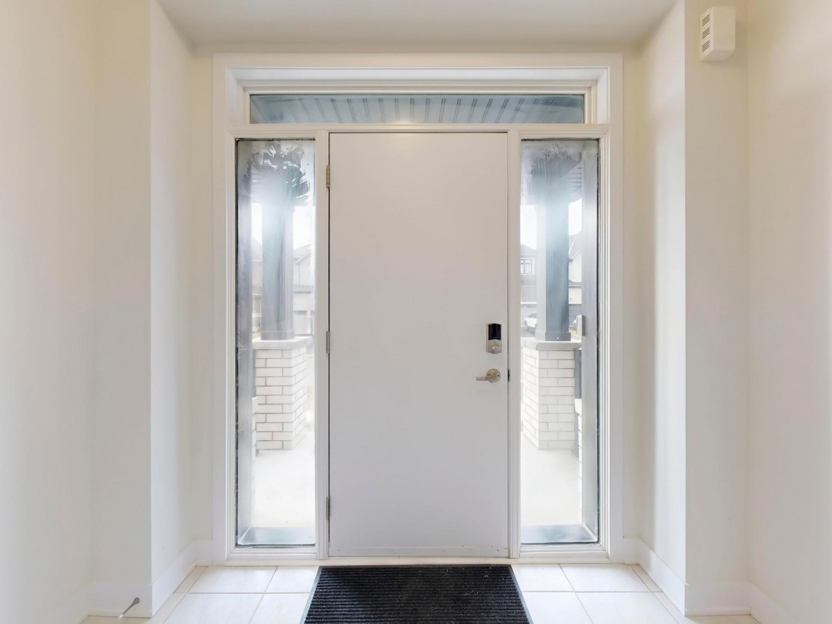 1039 Thompson Drive, Oshawa, Ontario, Canada photo 2