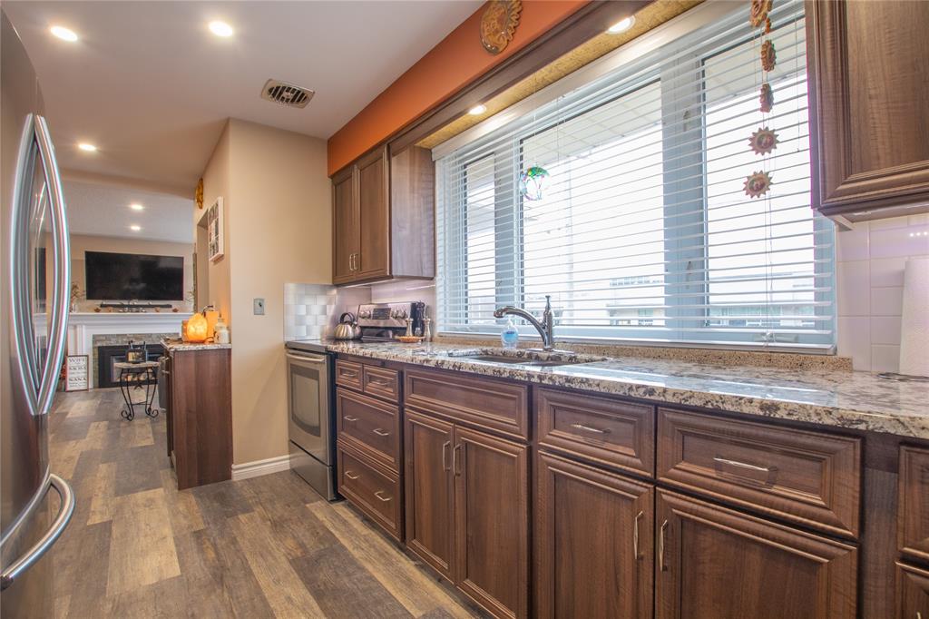 77 LORNE Crescent, Sarnia, Ontario, Canada