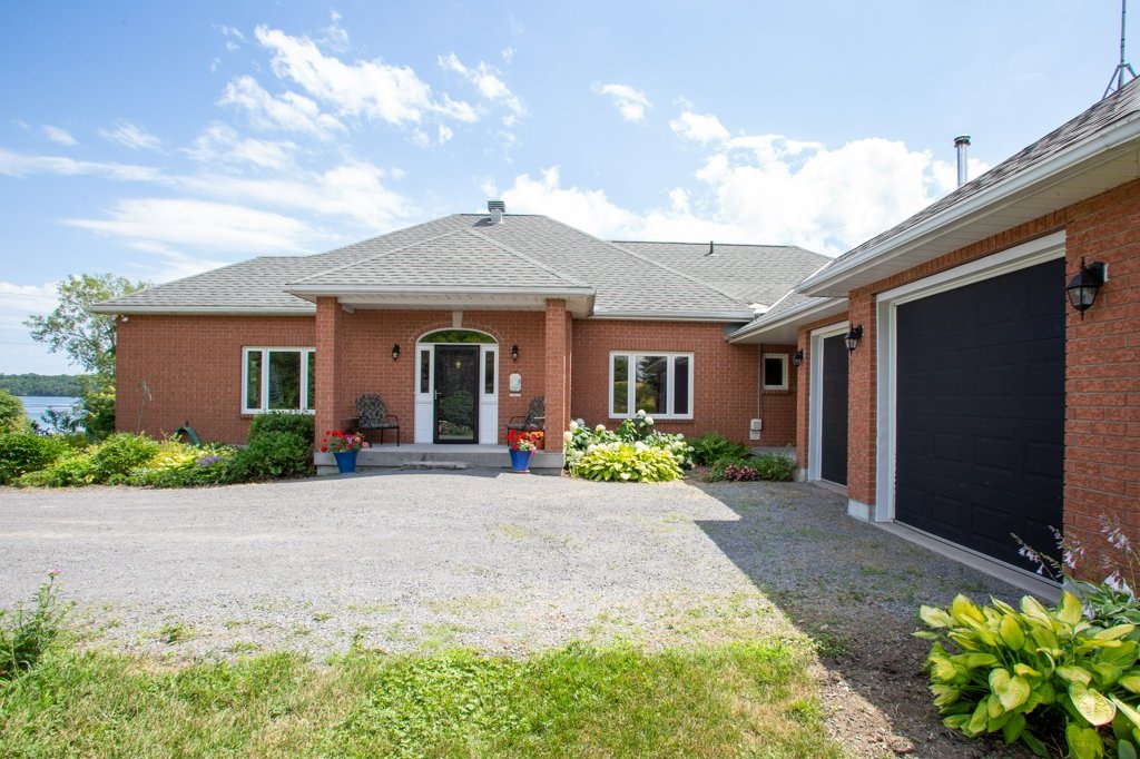 327 Bayshore Road, Napanee Ontario, Canada