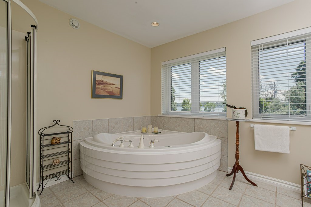 327 Bayshore Road, Napanee Ontario, Canada