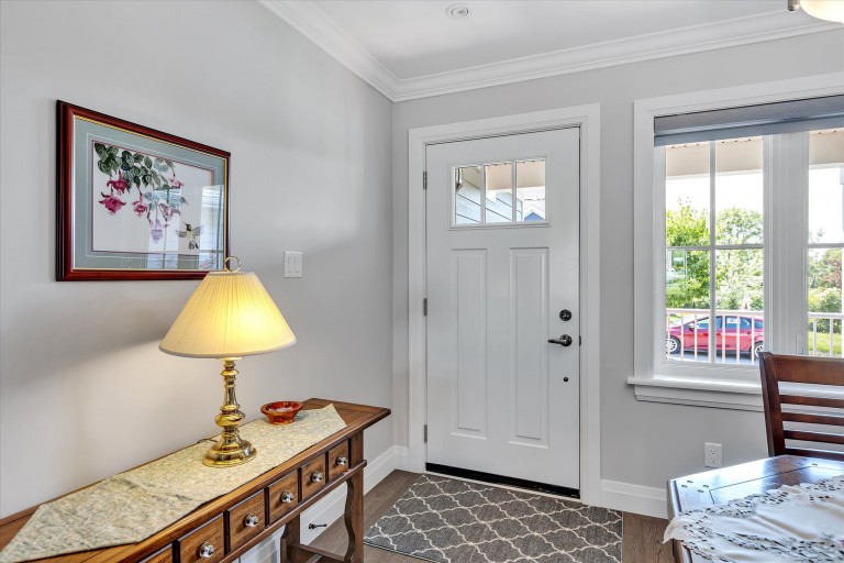 9 Irons Avenue, Lakefield, Ontario, Canada photo 4