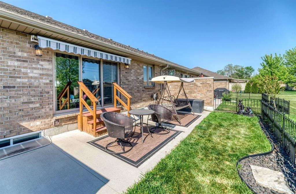 229 BENTLEY Court, Sarnia, Ontario, Canada photo 2