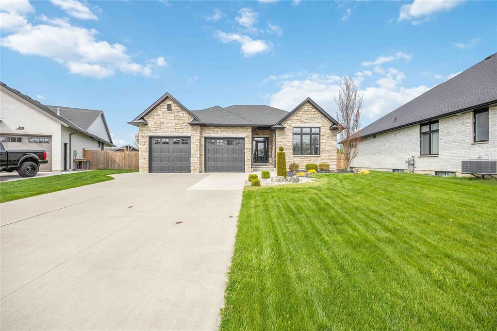 6713 LINCOLNSHIRE Court, Plympton-Wyoming, Ontario, Canada photo 1