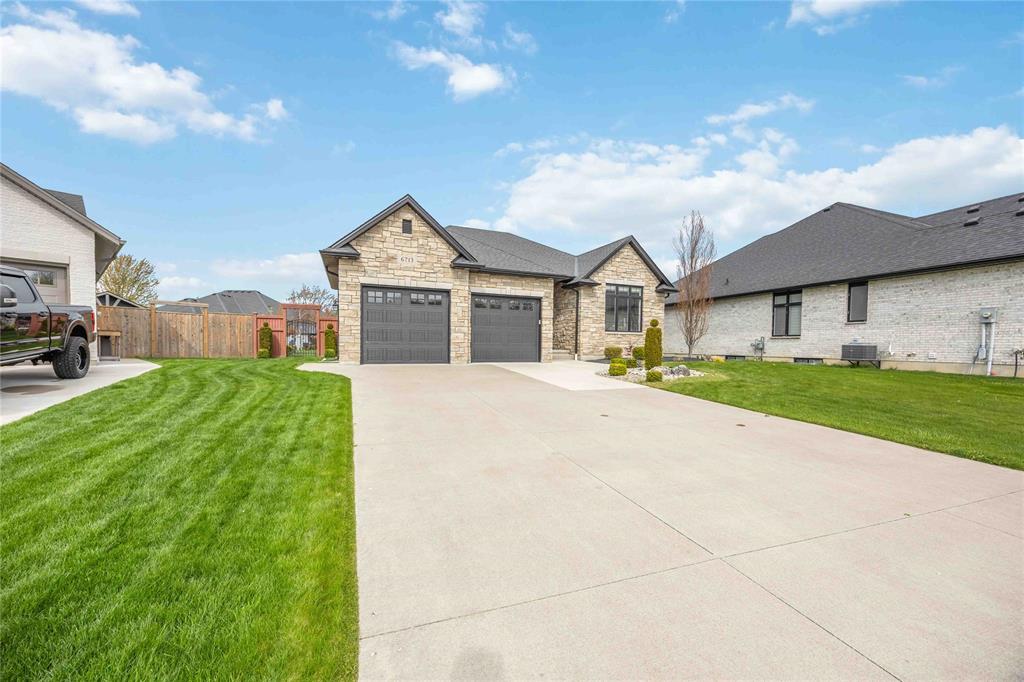 6713 LINCOLNSHIRE Court, Plympton-Wyoming, Ontario, Canada photo 2