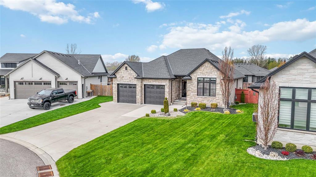 6713 LINCOLNSHIRE Court, Plympton-Wyoming, Ontario, Canada photo 3