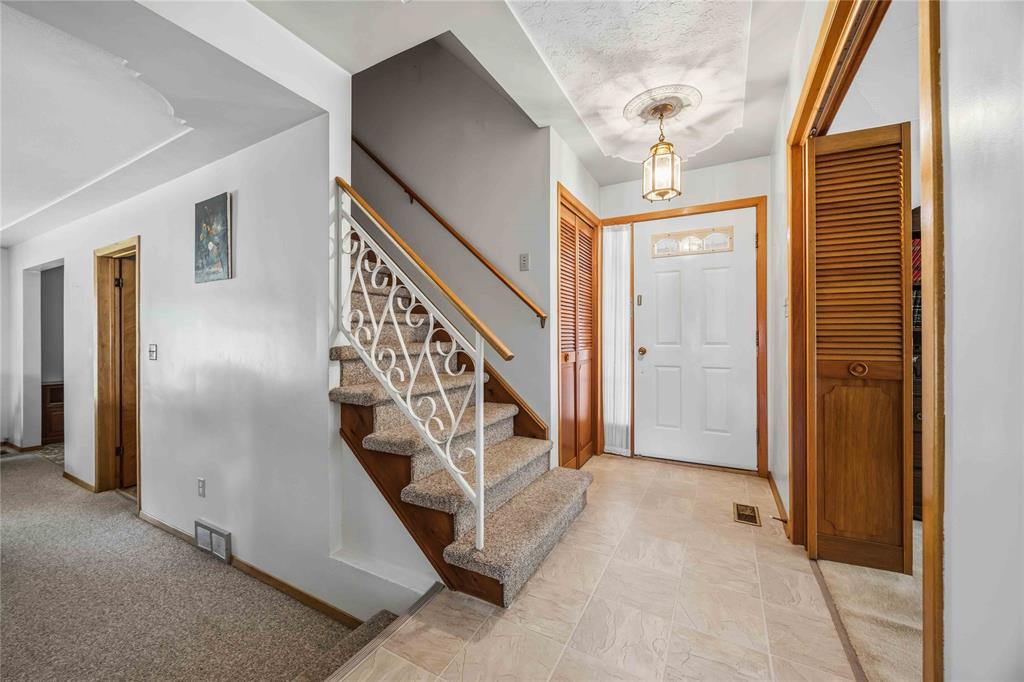 617 WINCHESTER Crescent, Sarnia, Ontario, Canada photo 3