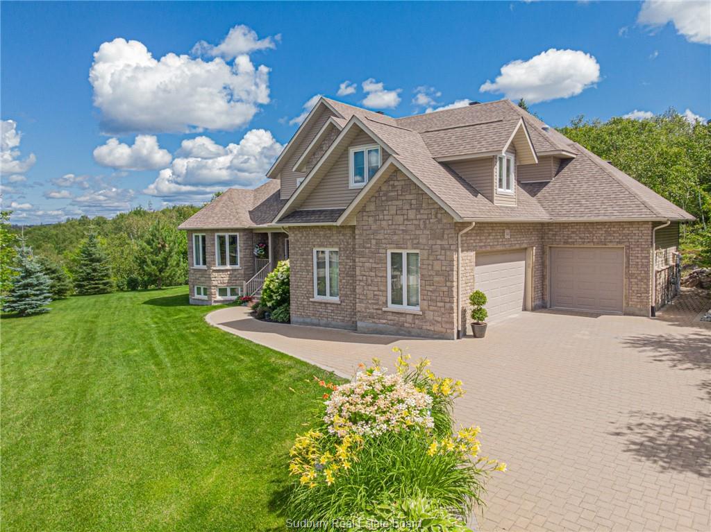 1404 Magnolia Boulevard, Sudbury Ontario, Canada