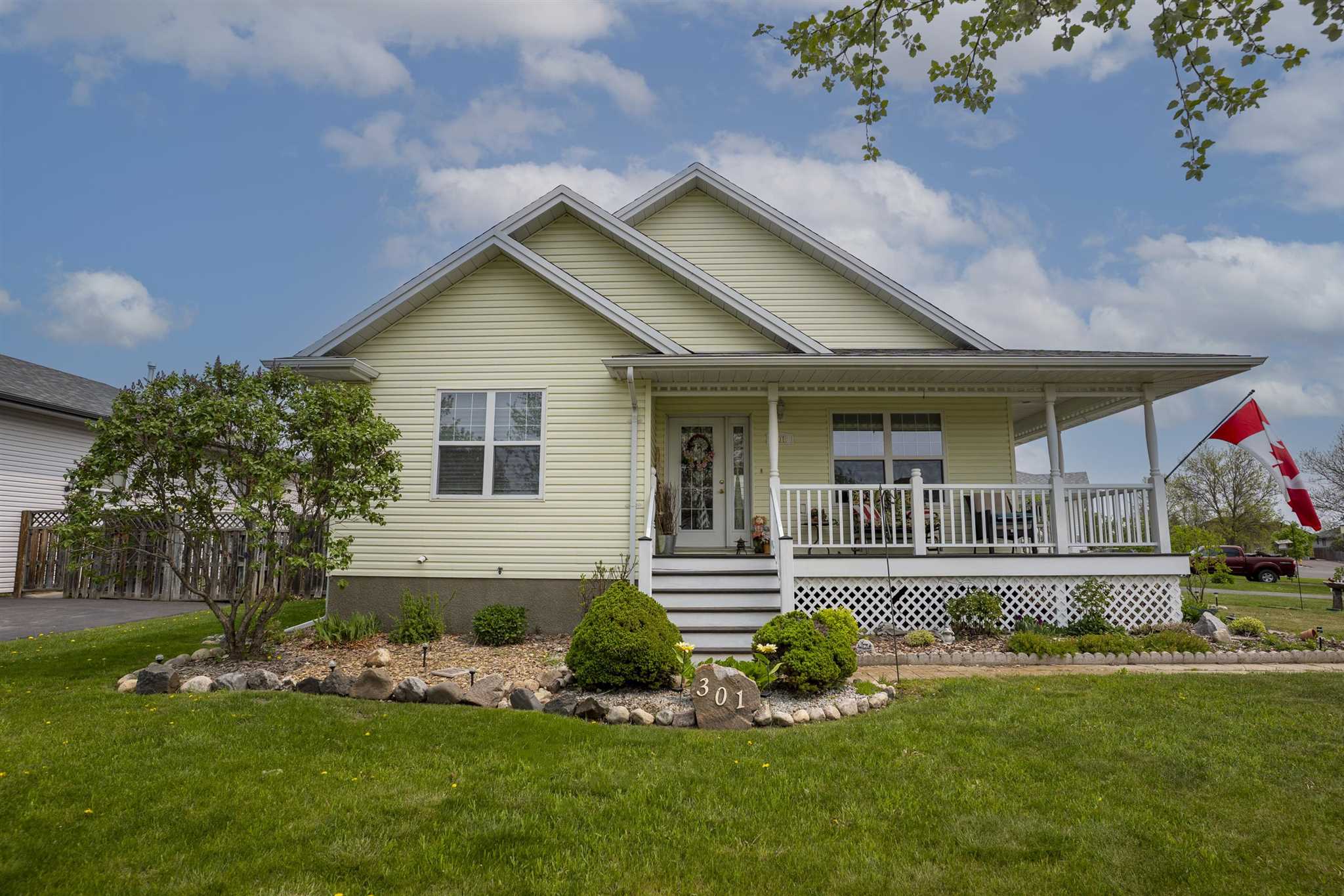301 Caribou Crescent, Thunder Bay, Ontario, Canada photo 1