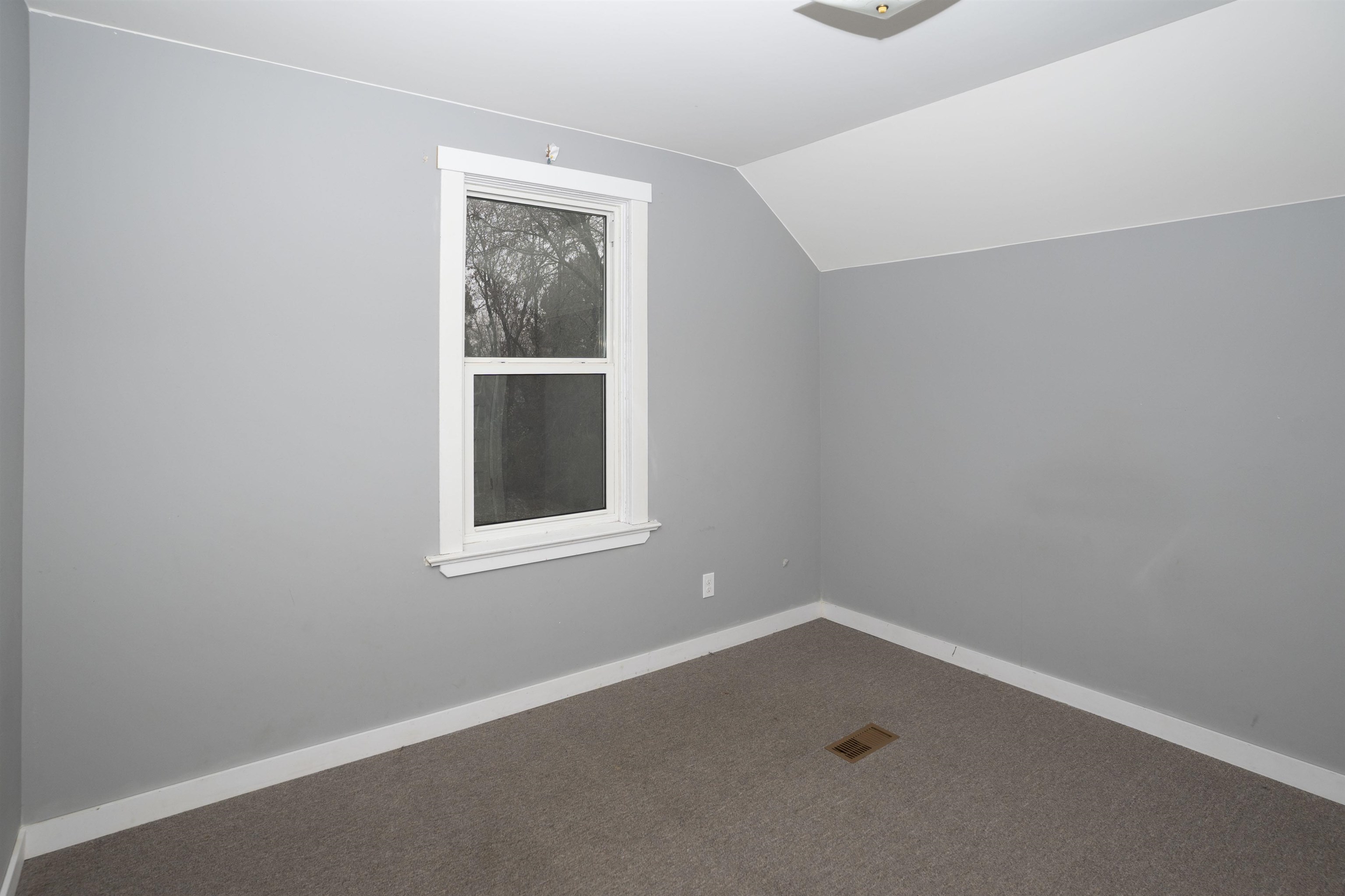447 VICKERS Street N, Thunder Bay, Ontario, Canada photo 18