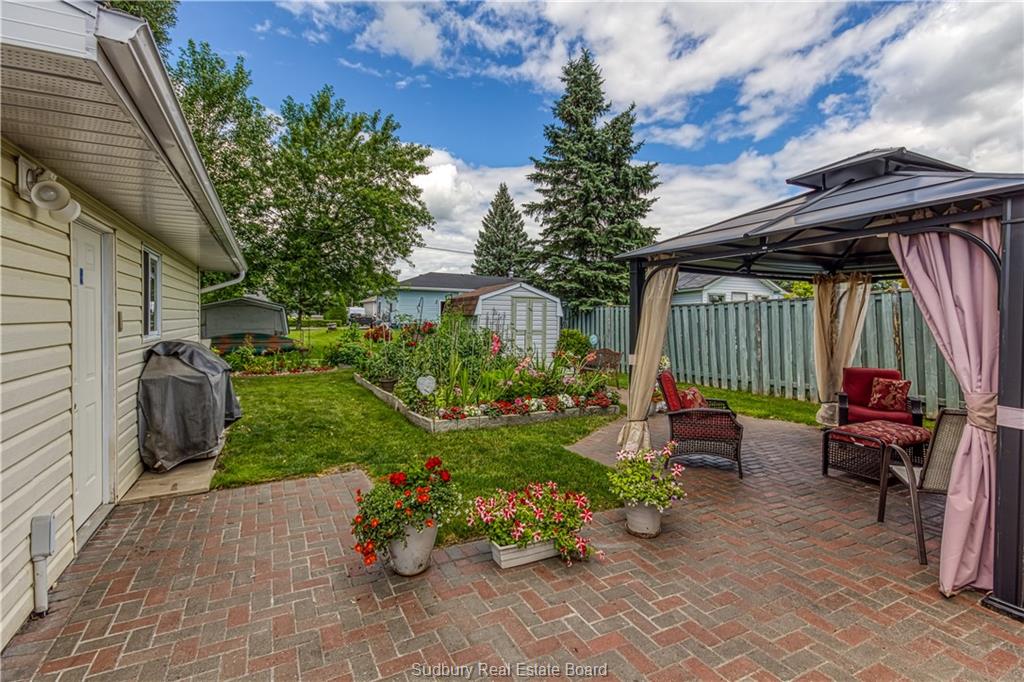320 DENIS Crescent, Azilda Ontario, Canada