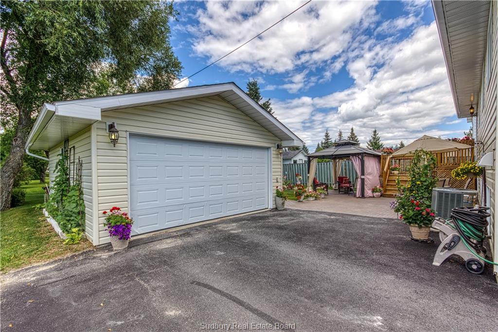 320 DENIS Crescent, Azilda Ontario, Canada