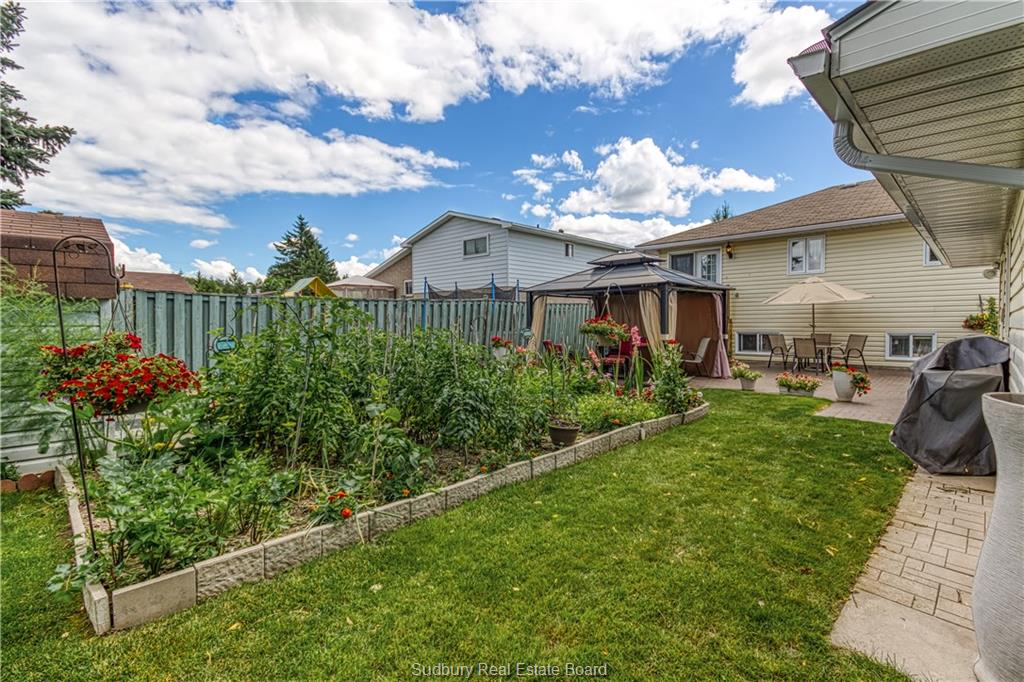 320 DENIS Crescent, Azilda Ontario, Canada