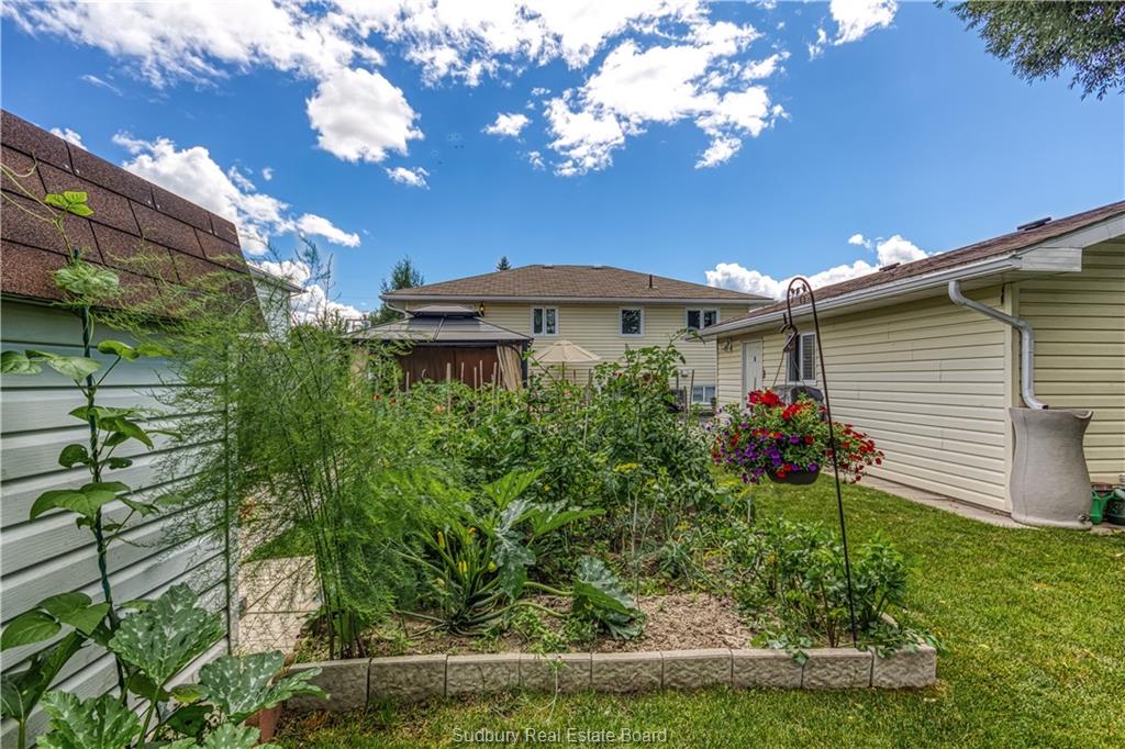 320 DENIS Crescent, Azilda Ontario, Canada