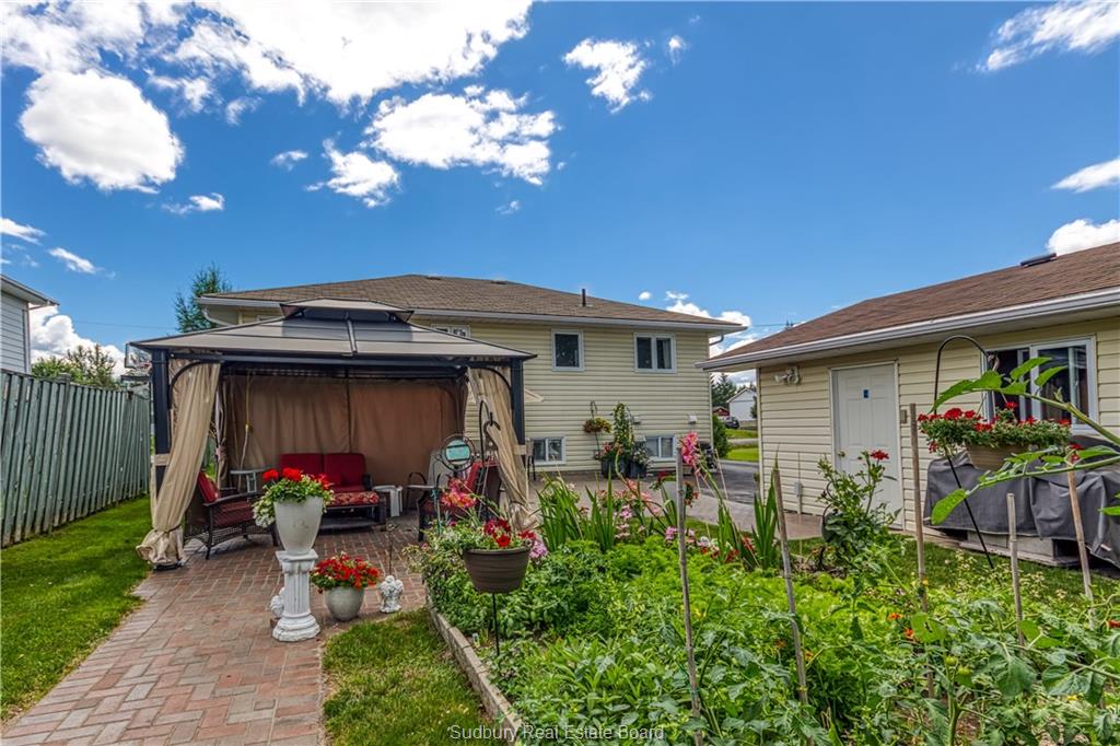 320 DENIS Crescent, Azilda Ontario, Canada