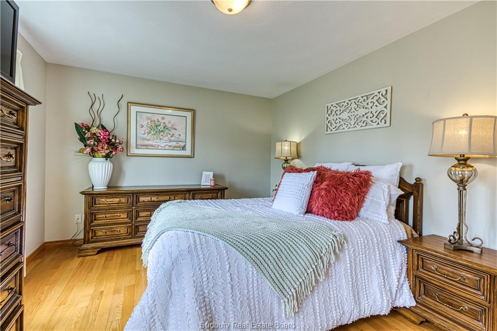 320 DENIS Crescent, Azilda Ontario, Canada