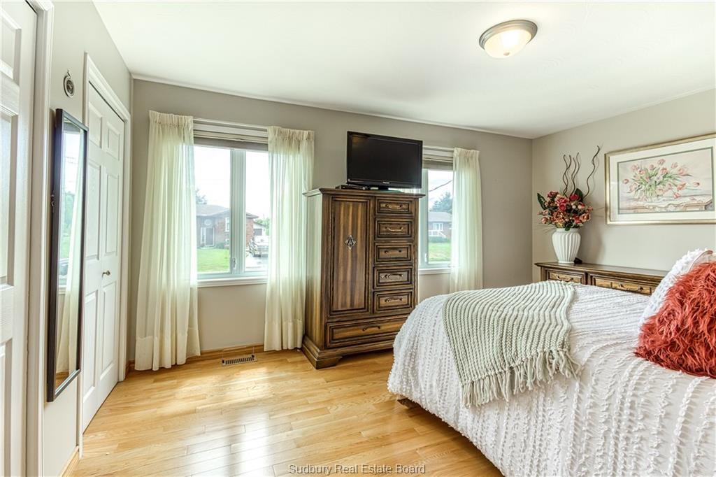320 DENIS Crescent, Azilda Ontario, Canada