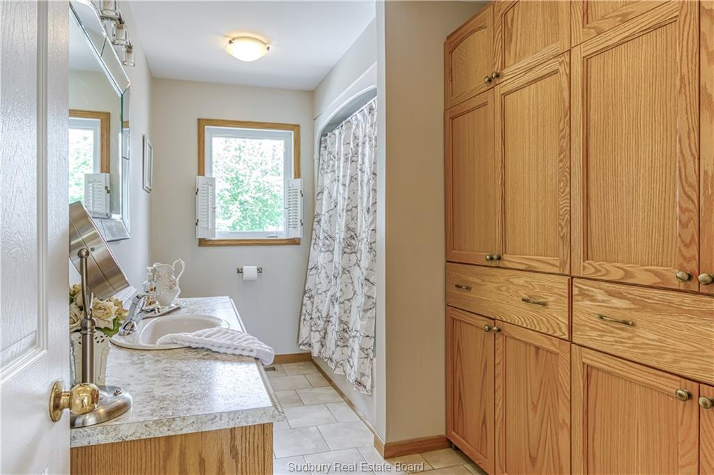 320 DENIS Crescent, Azilda Ontario, Canada