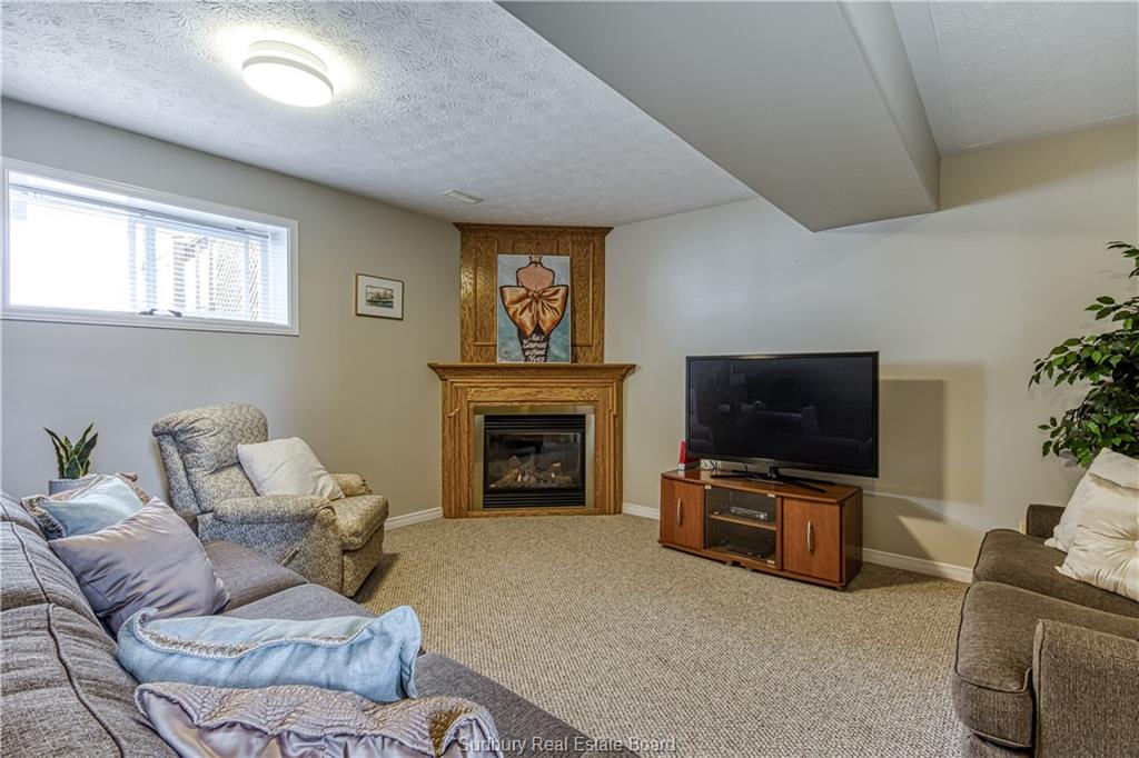 320 DENIS Crescent, Azilda Ontario, Canada