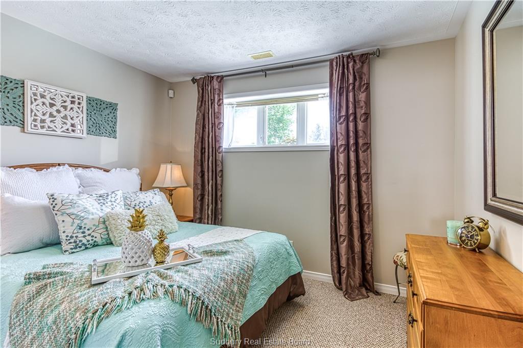 320 DENIS Crescent, Azilda Ontario, Canada